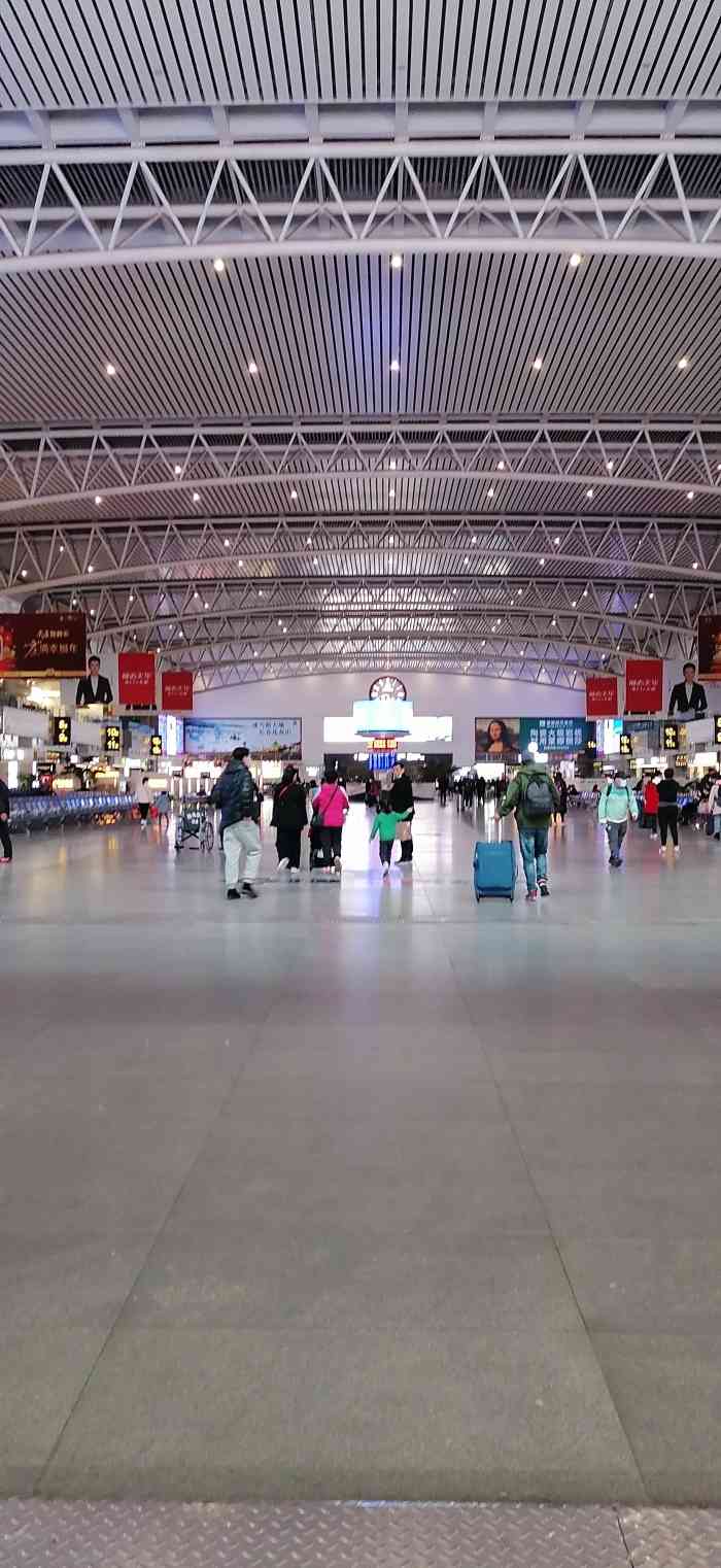 嘿空荡荡的沈阳北站以为疫情不会有那么大的影响了但看来还是熙熙攘攘