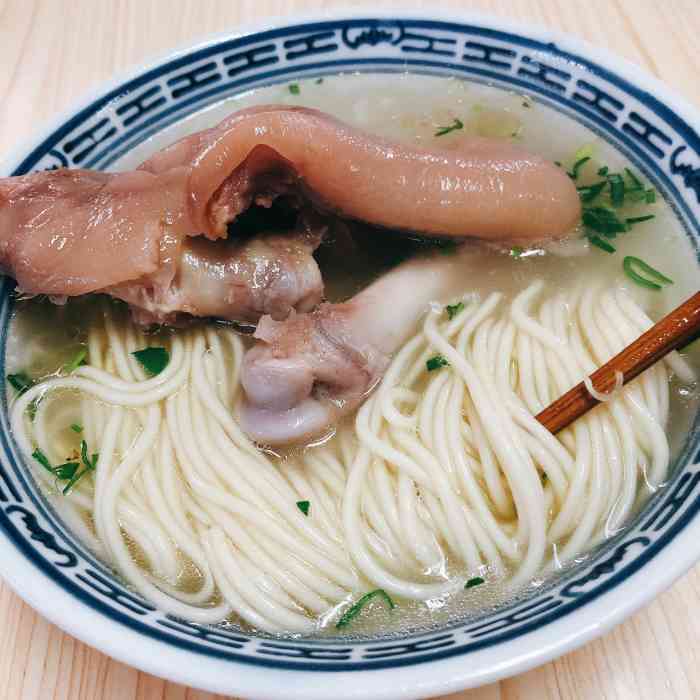 盛兴面馆-"常州网红店,猪蹄面还可以,可以有时间去吃.