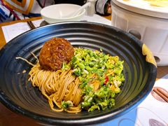 咸菜肉丝辣肉拌面-南小馆(迪士尼小镇店)