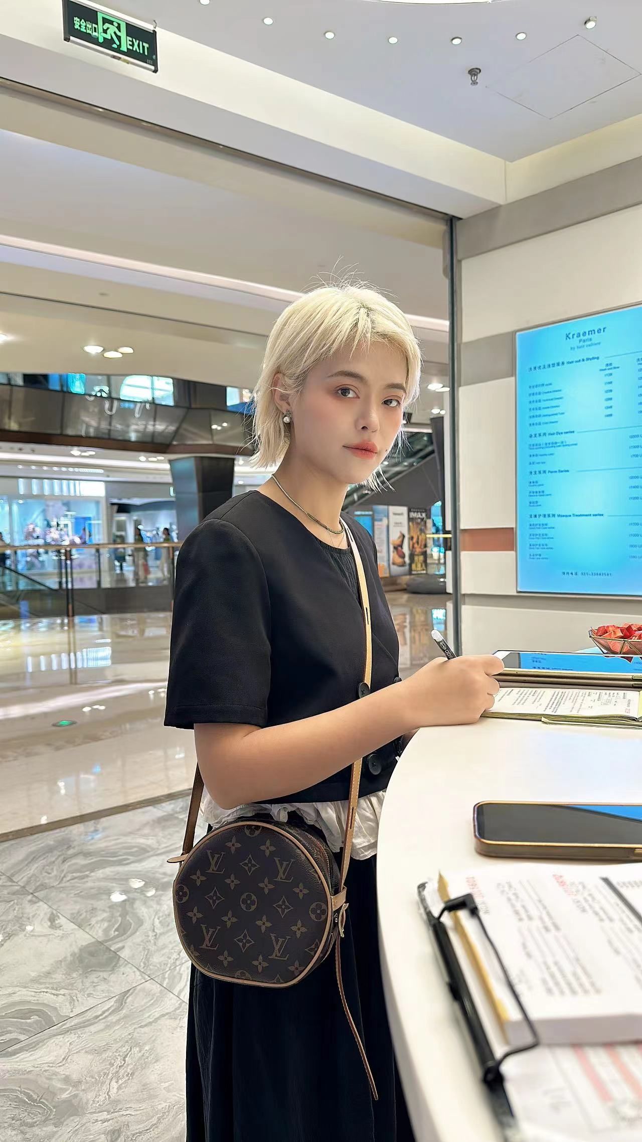 女士米金色短发是一种时尚而现代的发型选择