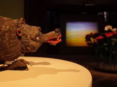 -Nathalie Djurberg与Hans Berg“牛皮纸包裹的月亮”-Prada荣宅当季展览