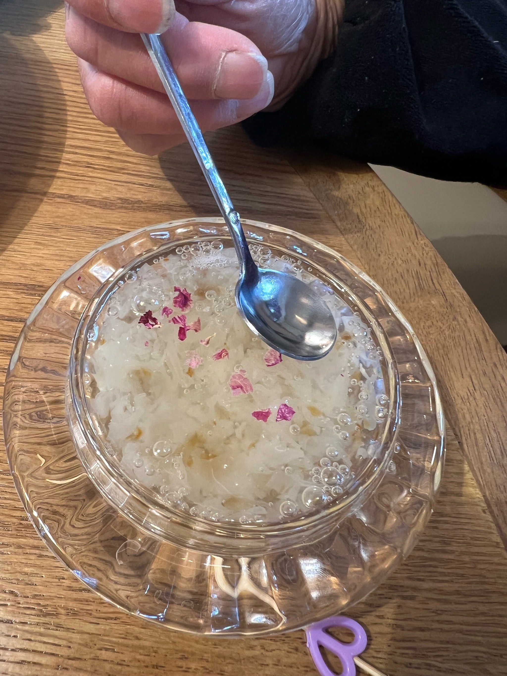 美美的桃花羹,妈妈们吃的很开心!等春暖花