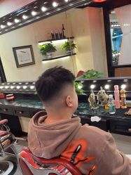 -东方先生国潮男士理发馆