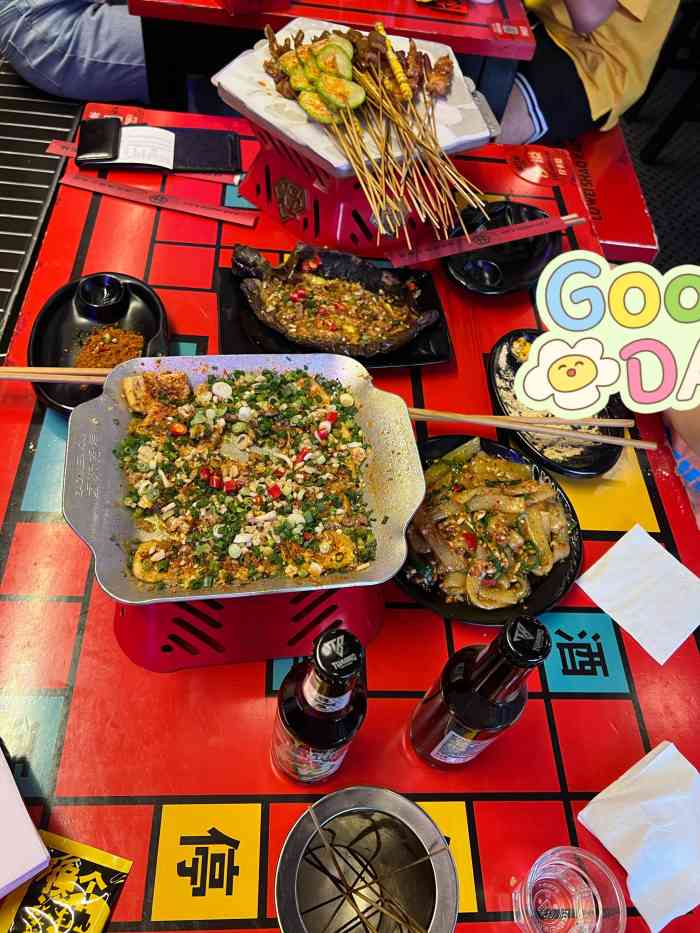 灶门坎卤味烧烤(太古里店)-"地址:在一个老妈蹄花旁边,但袁老四对面还