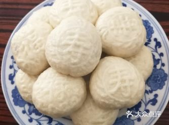 沒有早歺吃了，想了一想，试试做豆沙蒸包