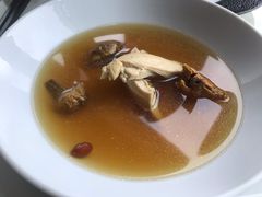 姬松茸炖老鸡-广州四季酒店·佰鲜汇·现代法餐