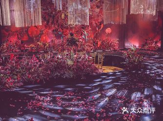 红与紫的极致运用也可以碰撞出别样的火花 主色以红为主