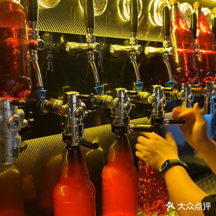 啤酒杯里的欢乐时光