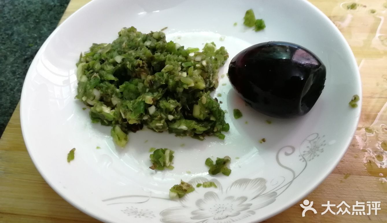 炎炎夏日，来一份超下饭的凉拌皮蛋呀！