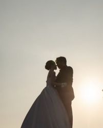 -现代经典婚纱摄影