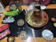 -果松木炭酸菜铜火锅·外婆参鸡汤