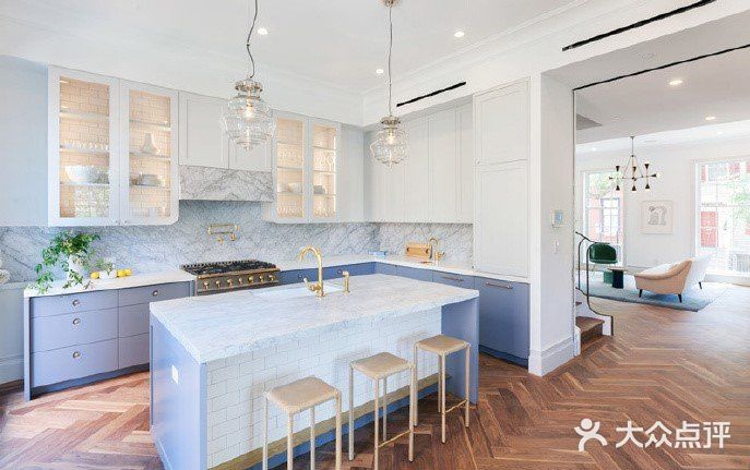 这座公寓在设计师的改造下，保留了原先的一些元素