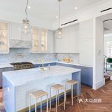 这座公寓在设计师的改造下，保留了原先的一些元素