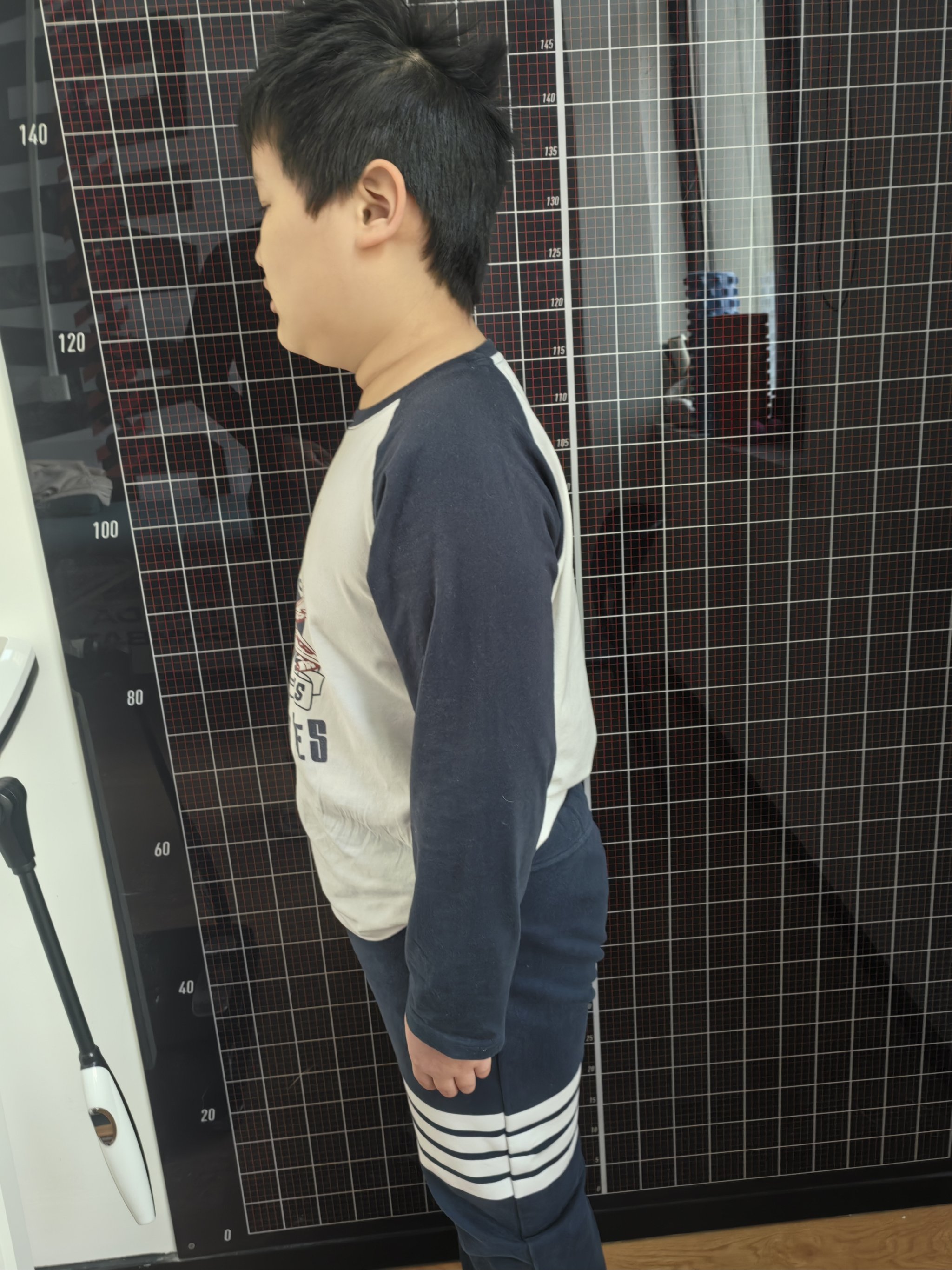 宝宝校服下摆太紧的调整窍门
