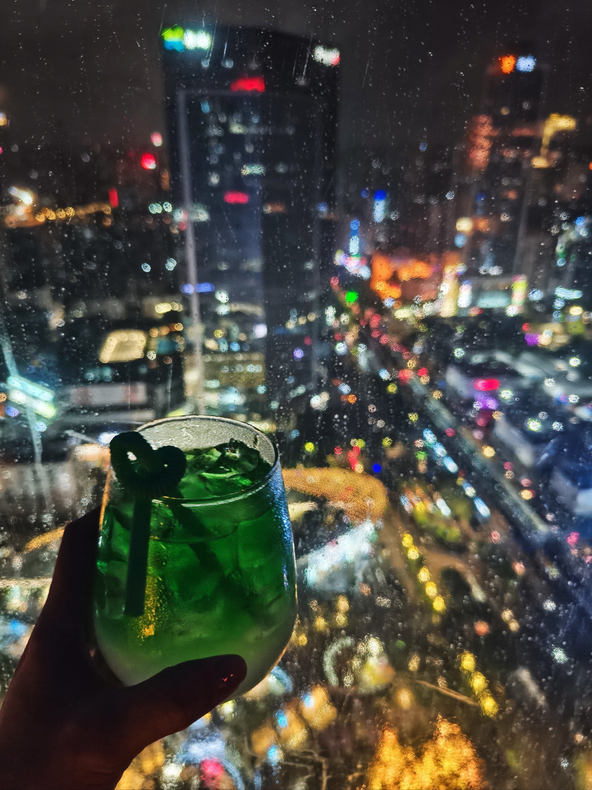 鸡尾酒🍸等一个人🍂秋天的雨夜