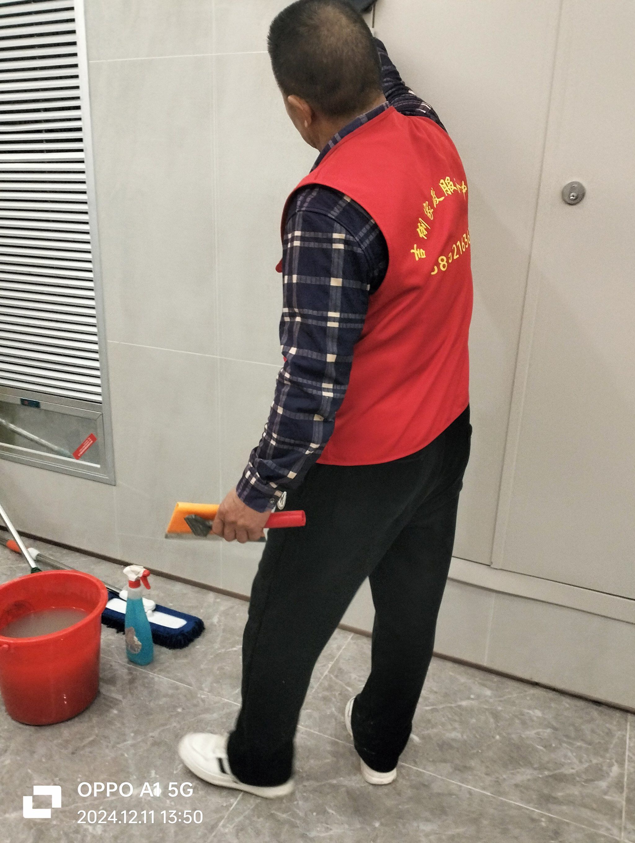 吉俐家政的员工工作非常认真,打扫也很专业