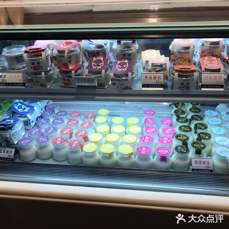 在平江路路口，这里的酸奶还挺好喝的