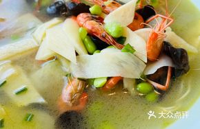 Bamboo Shoot, Green Bean, and Fresh River Shrimp Noodles