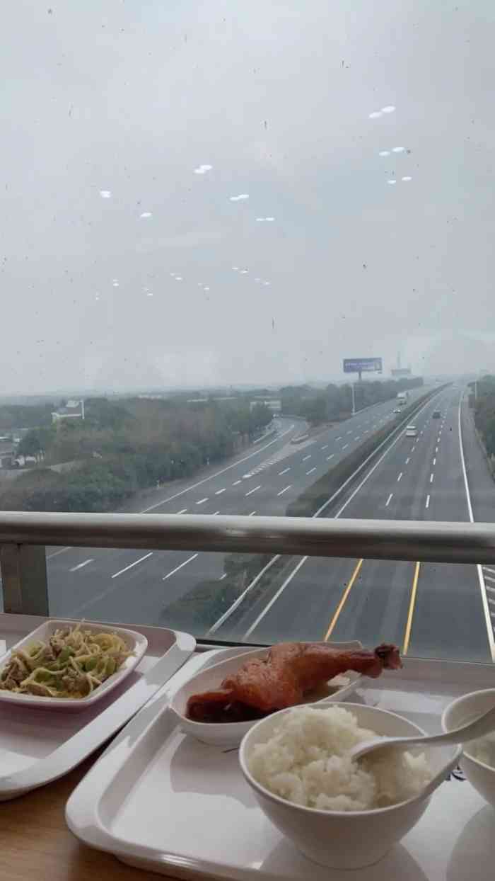 滆湖服务区-快餐厅-"出差过去的路上正好饭点走到了滆湖服务区,.