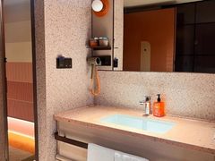 -桔子酒店(上海西藏北路地铁站店)