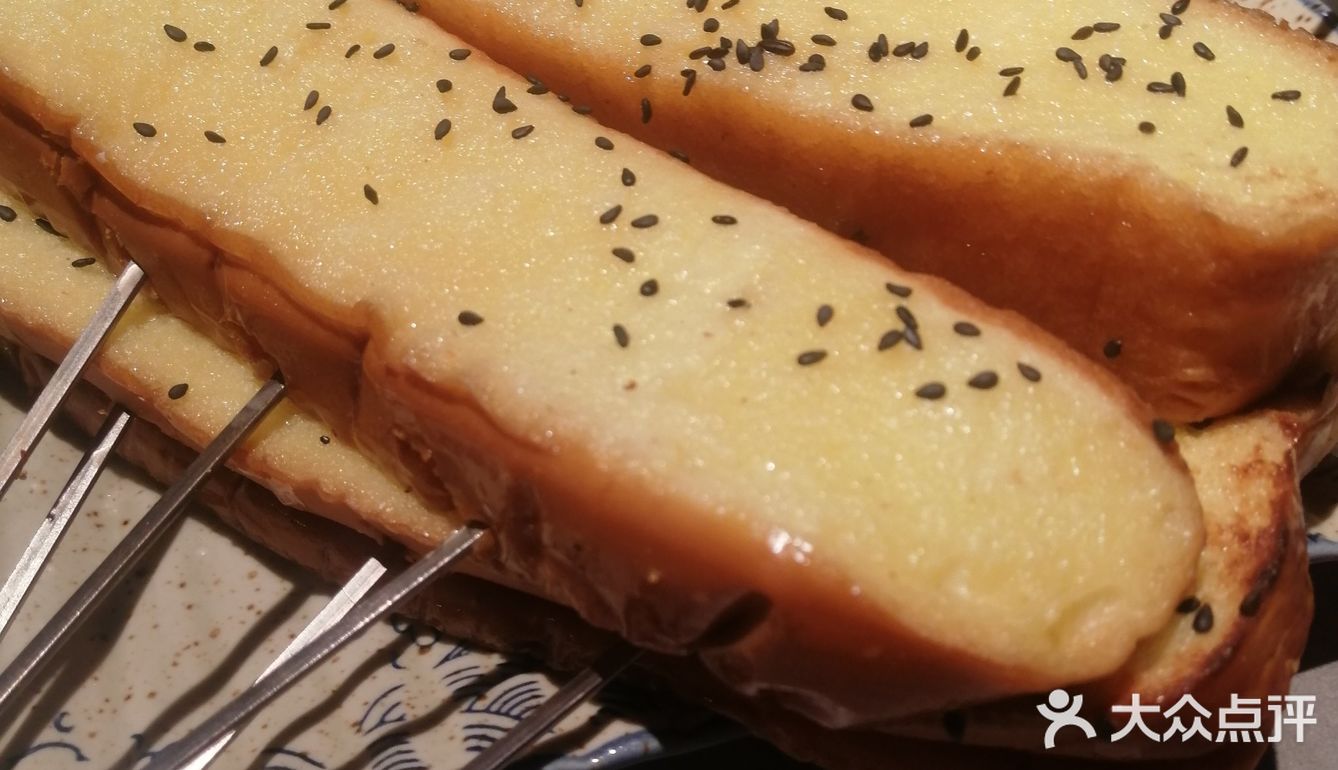 烤羊腿 这家店非常的好找,远远就能看见他家的招牌