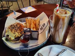 经典汉堡配薯条-Shanghai Brew House上海啤酒工坊(老外街店)
