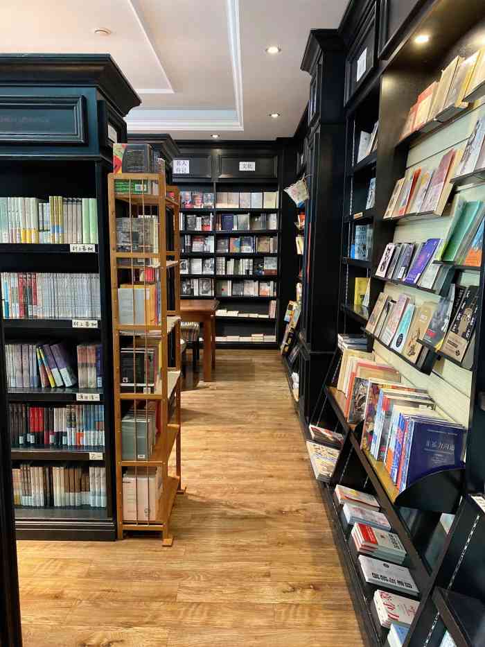 格调书店(镋钯街店)-"一家24小时书店……一点了,还有人在里.
