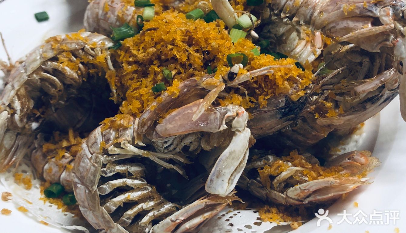 室内环境蛮大的，前面摆满海鲜，后面都是座位。服务