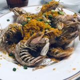 室内环境蛮大的，前面摆满海鲜，后面都是座位。服务