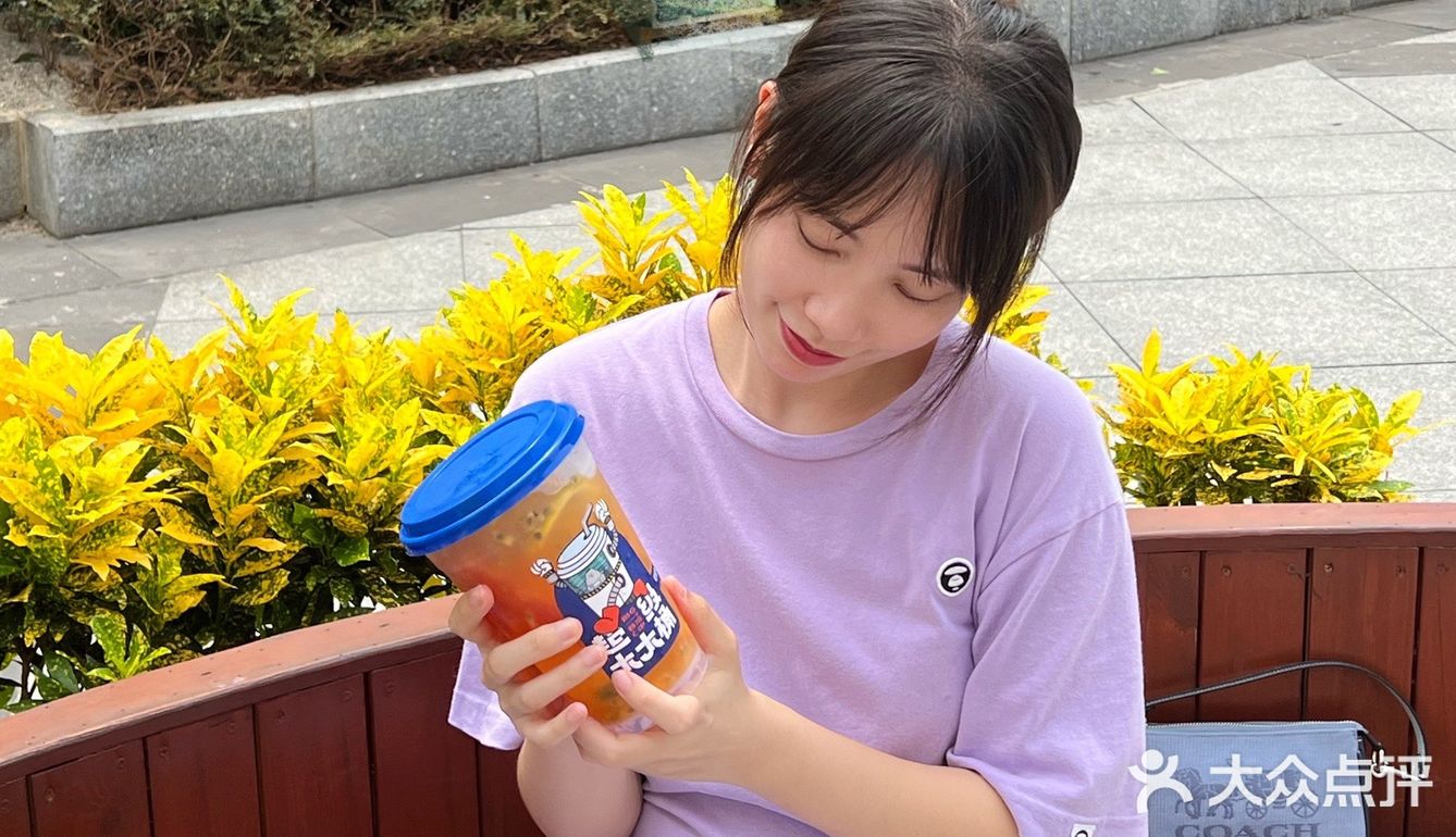 悄悄告诉南宁的宝🥤这1L装水果茶才💰8.8！