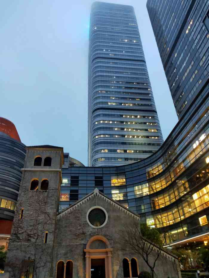 长宁来福士-"弥漫着淡淡的香氛的商场,东区,环境一流,.