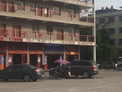 骑摩托车的骗子到处都是，在售票大厅门口，这么嚣张，可以看到治安管理有多差-丹霞山风景名胜区