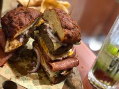 双蛋指椒牛肉汉堡-魏斯理汉堡(西安沣东吾悦店)