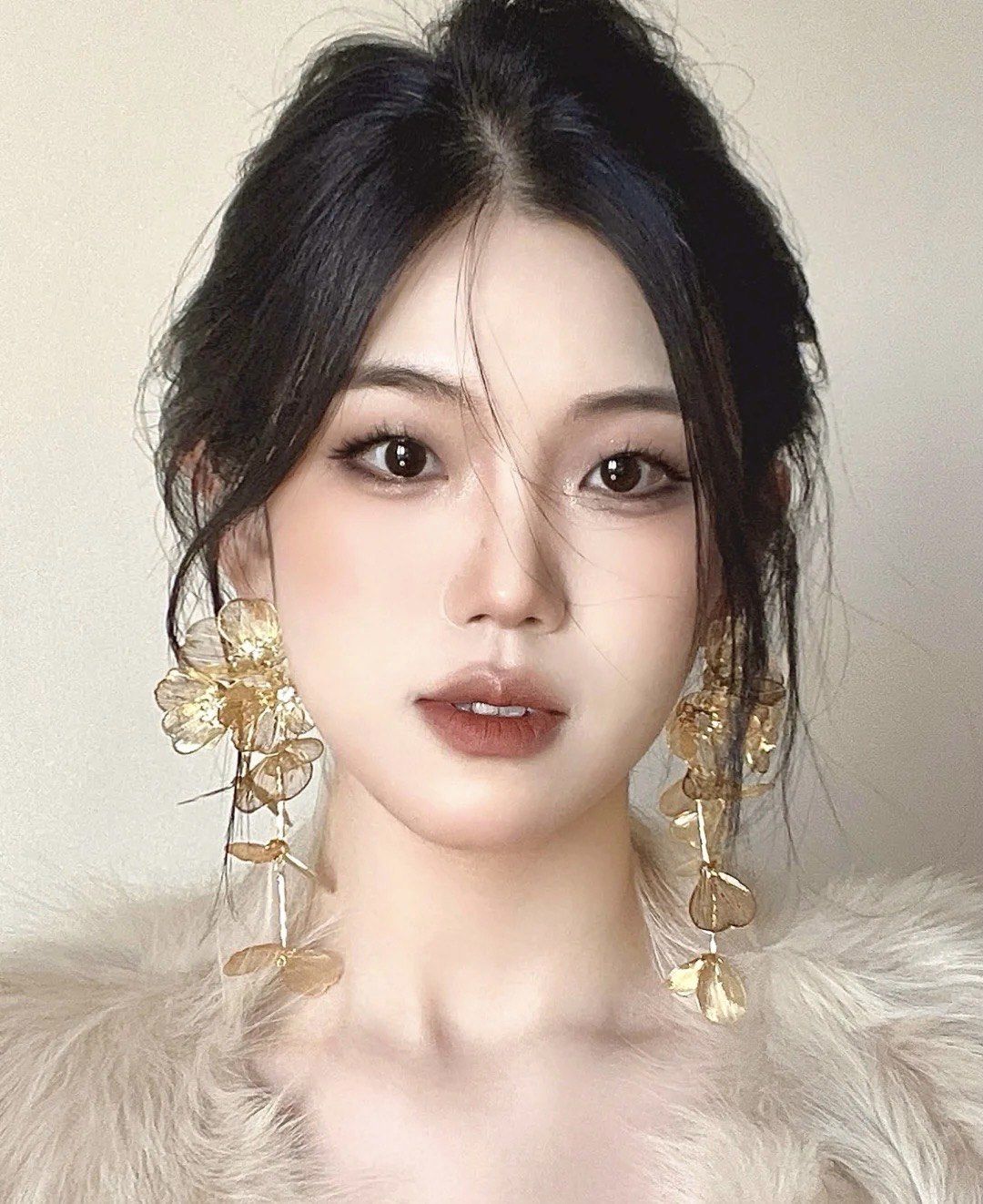 单眼皮女生,贵气碎钻烟熏妆