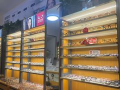 -优医视平价眼镜蔡司依视路折扣工厂店(十里堡店)