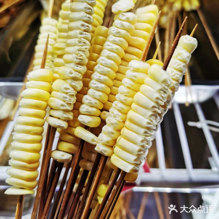 完全被安利而来的校园背后饮食三号线地铁直达下来就是西南石油大学满满的校园氛围走十分钟就到了下雨天生意依然很好看来这家口碑是真的不错油炸类却一点也不油腻和闷蔬菜依然炸出来有原本的味道价格也超级给力人均撑死也不超过⑤吧菜品新鲜上菜速度给井然有序所以不慢肉类和素菜该有的都有蘸料辣度也合适而且很香