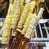 完全被安利而来的校园背后饮食三号线地铁直达下来就是西南石油大学满满的校园氛围走十分钟就到了下雨天生意依然很好看来这家口碑是真的不错油炸类却一点也不油腻和闷蔬菜依然炸出来有原本的味道价格也超级给力人均撑死也不超过⑤吧菜品新鲜上菜速度给井然有序所以不慢肉类和素菜该有的都有蘸料辣度也合适而且很香