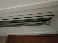 空调出风口破烂不堪，而且滤网很脏-杭州伊美大酒店