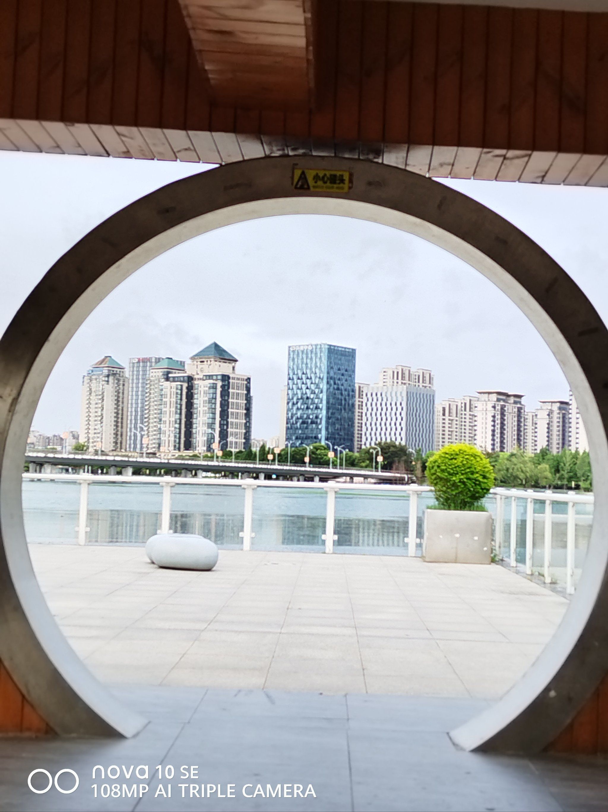 0元玩转这座城
扬州明月湖美景如画,徬晚去看日落,高楼倒影水面