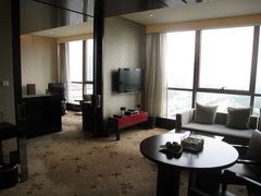 焕彩套房-客厅看主卧-北京威斯汀酒店