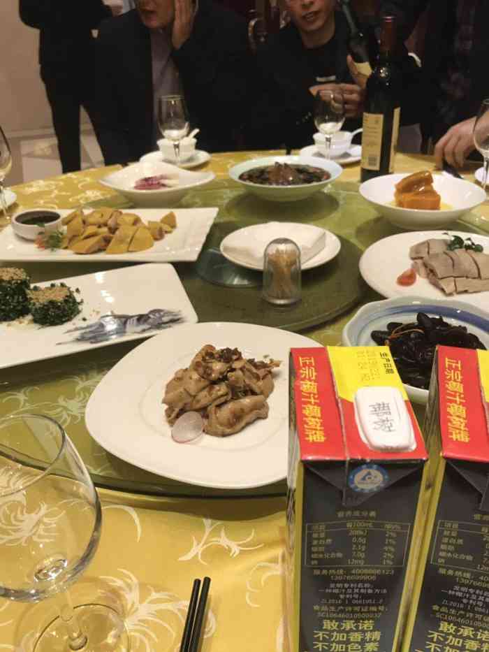 江苏饭店餐厅-"江苏饭店外面正在修路修地铁,外面都是工地.