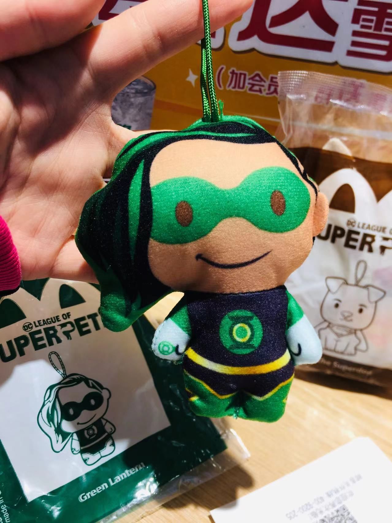 麦当劳专属绿色餐厅里的福袋,丑萌丑萌的