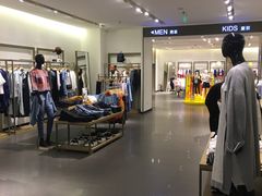 -URBAN REVIVO(高德置地广场·春广场店)