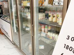 面包甜点陈列柜-白色日记·手作酸奶(麦凯乐店)