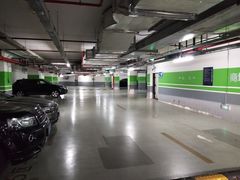 -绿地缤纷城-停车场