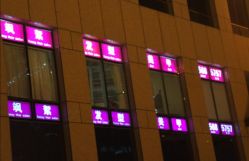 外面的灯箱-美秀造型