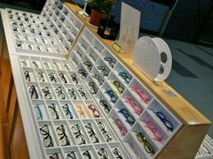 -MiRi眼镜连锁·蔡司·尼康控优点合作店(莘庄店)