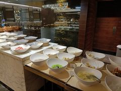 自助调料区-JW万豪厨房餐厅·滨海草坪烧烤·海鲜·海景(三亚绿发山海天JW万豪酒店)