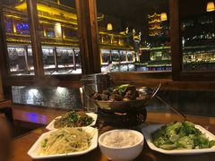 -临江餐馆二楼美食部落