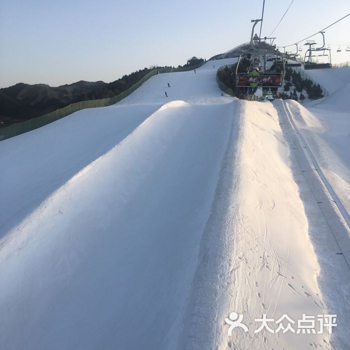 南山滑雪场缆车图片